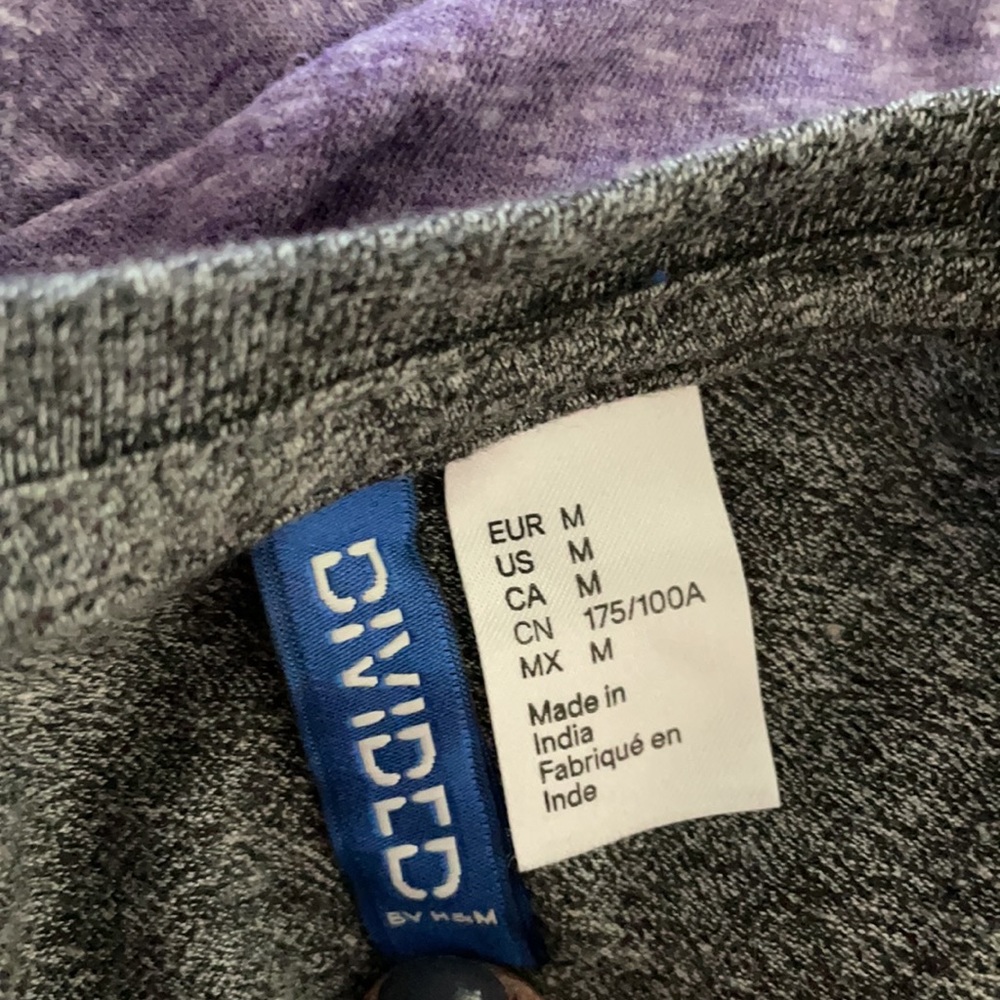 H&M V-Neck - Picture 3 of 3